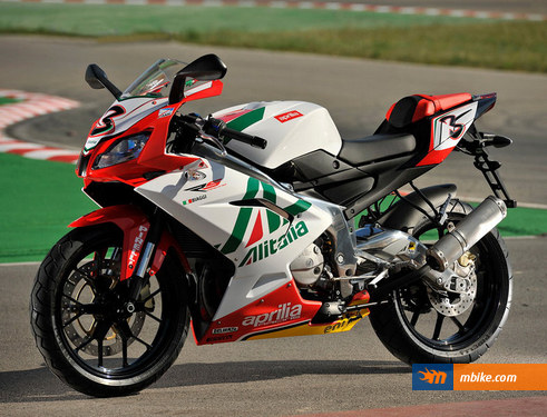 The RS 125 SBK Replica has an agressive look