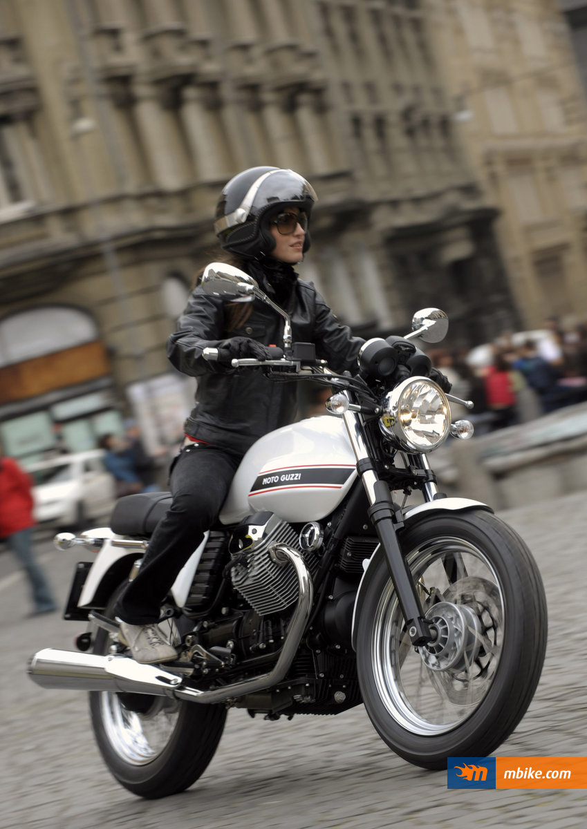 Moto Guzzi v7 девушка