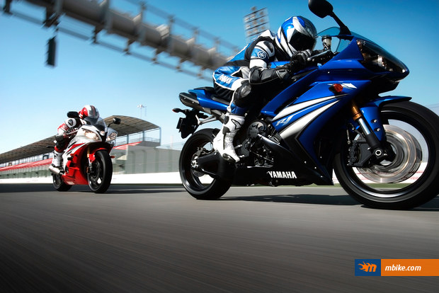 The 2011 YZF-R1 in action