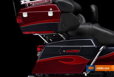 2013 Harley-Davidson FLHTCUSE8 CVO Ultra Classic Electra Glide